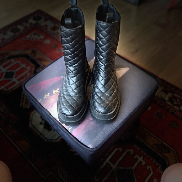 Public Desire women’s black quilted chunky Chelsea platform boots size 37 - Picture 3 of 5